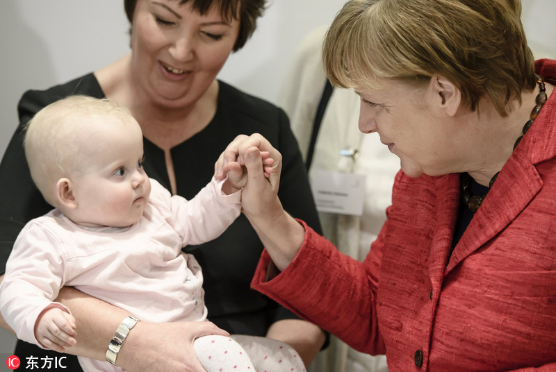 德国总理默克尔出席活动 逗娃秀母爱