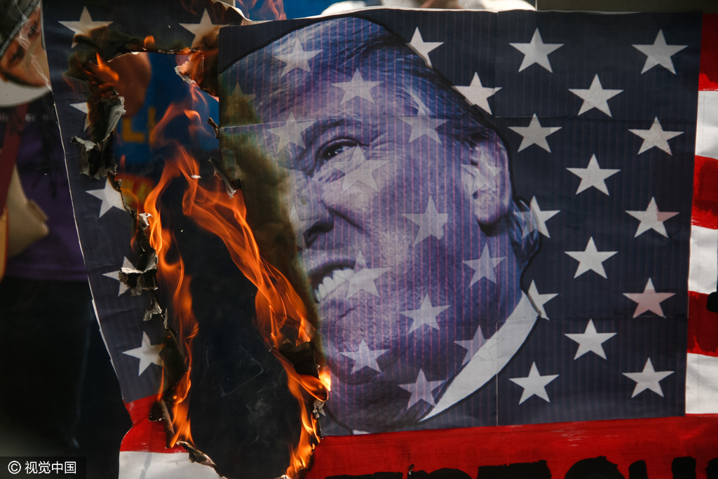 菲律宾民众参加妇女节游行 焚烧“特朗普星条旗”抗议