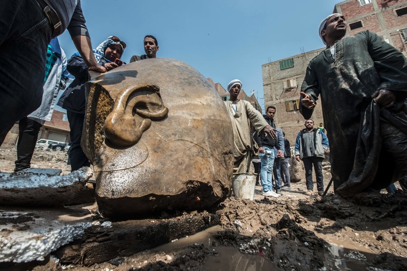 埃及出土巨型古雕像 据信为法老拉美西斯二世