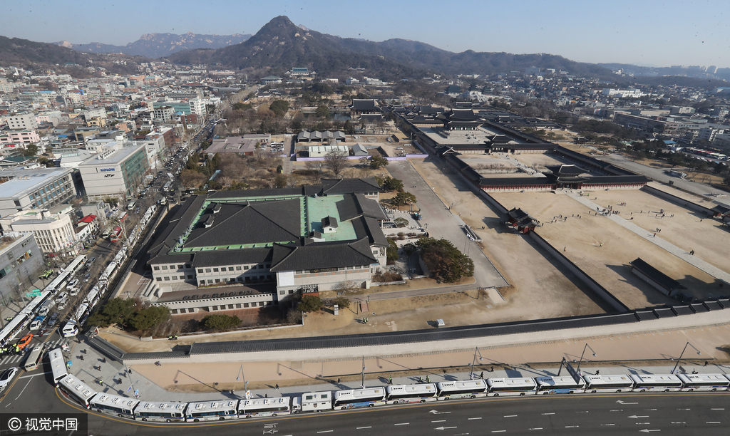 韩国总统弹劾案宣判在即 警方设“车墙”防意外