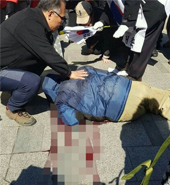 朴槿惠下台：亲朴民众切腹跳车顶 已致2死6伤
