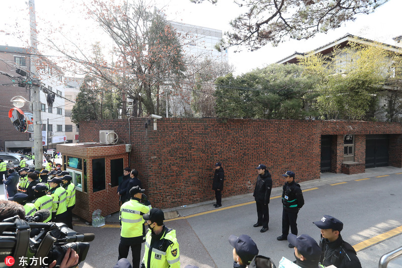 记者长枪短炮围堵朴槿惠私宅 警方筑“人墙”严兵把守