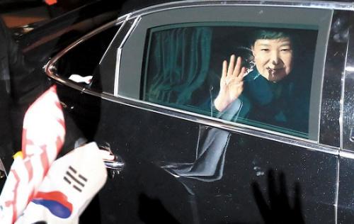 韩检方拟明日通知朴槿惠传讯日期 其将作为嫌疑人受讯