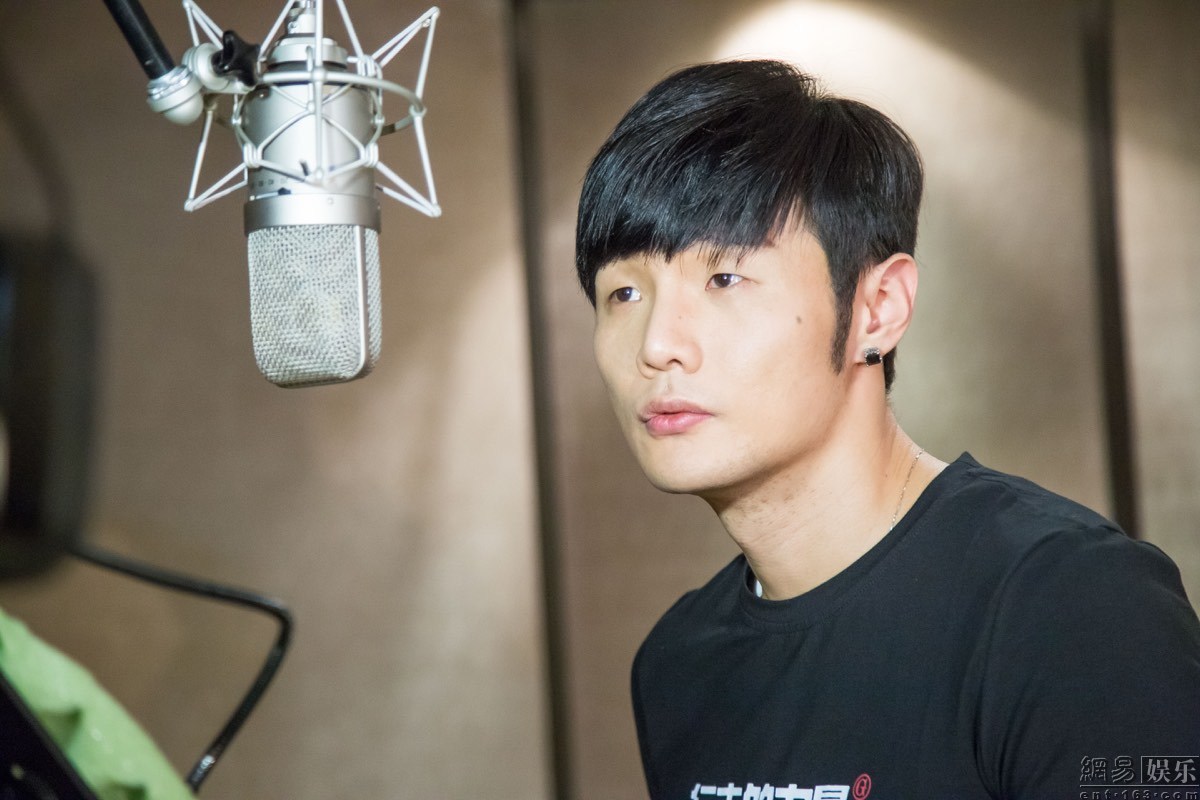 李荣浩自拍努力睁大眼 可是还是这个效果