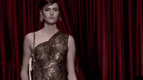 时装周期间发布的moschino2017秋冬系列,jeremy scott让他的模特顶着