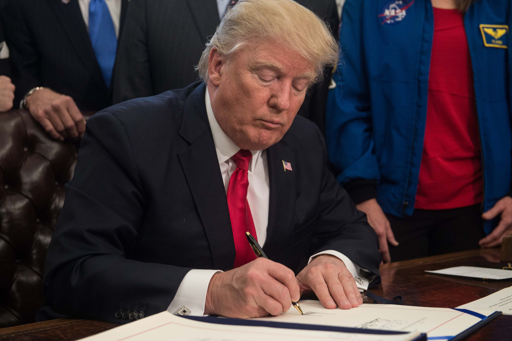 特朗普签署法案增加NASA资金 获赠夹克