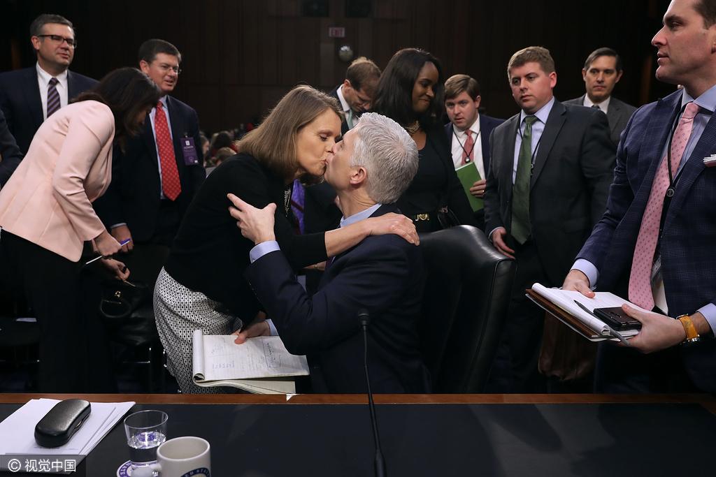 美最高法院大法官听证会 候选人与妻子旁若无人热吻