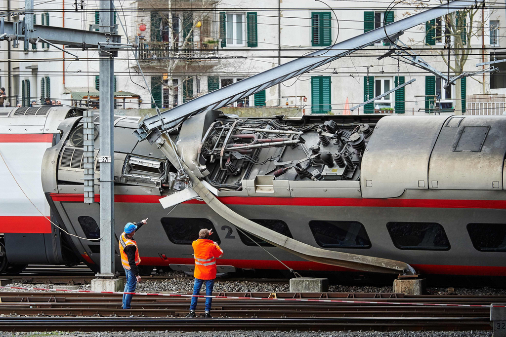 瑞士发生火车脱轨事故致７人受伤
