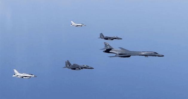 美军B-1轰炸机分别与日韩战机实施联合训练