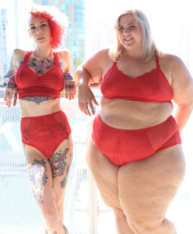 国外女子与闺蜜穿同款内衣合照 胖瘦相差巨大引围观