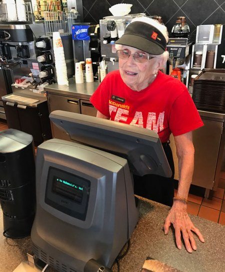 厉害了！94岁老奶奶快餐店工作44年 仍不打算退休