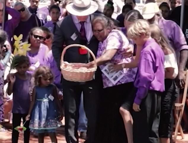 澳小镇18月内6人自杀 殡仪员亲自为儿子送葬