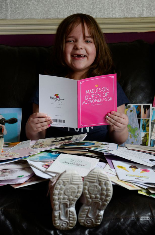暖心！英7岁女童脑癌晚期获各地网友送祝福卡片