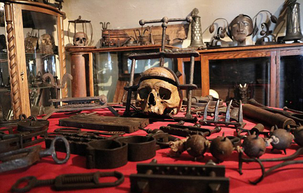 加历史学家收藏200余件古刑具并亲身体验