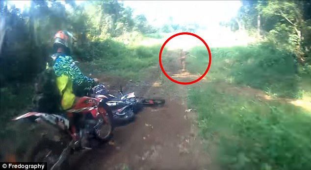 印尼摩托车队野外遇神秘矮人 身份成谜引猜测