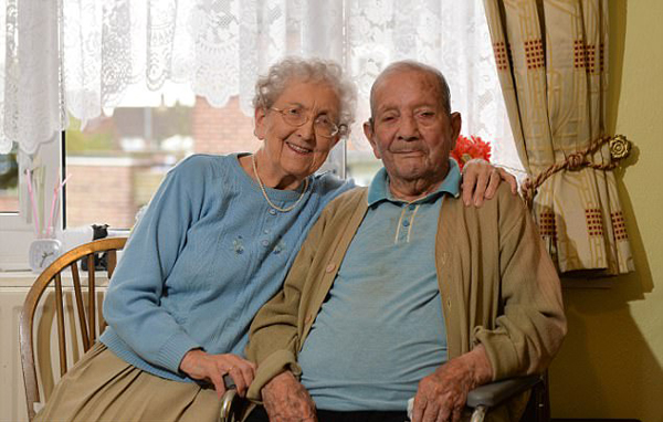 英夫妇分享77年婚姻秘诀：每天有热饭多交谈