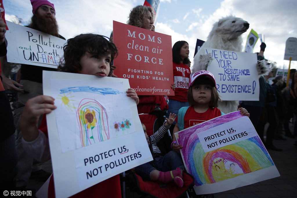 美环保人士集会抗议特朗普气候政策 “北极熊”到场助阵