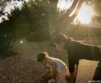 章子怡与女儿一起捡石子 网友发现脚才是亮点