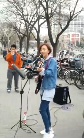 王珞丹在北京街头卖唱 唱了一首歌就跑路