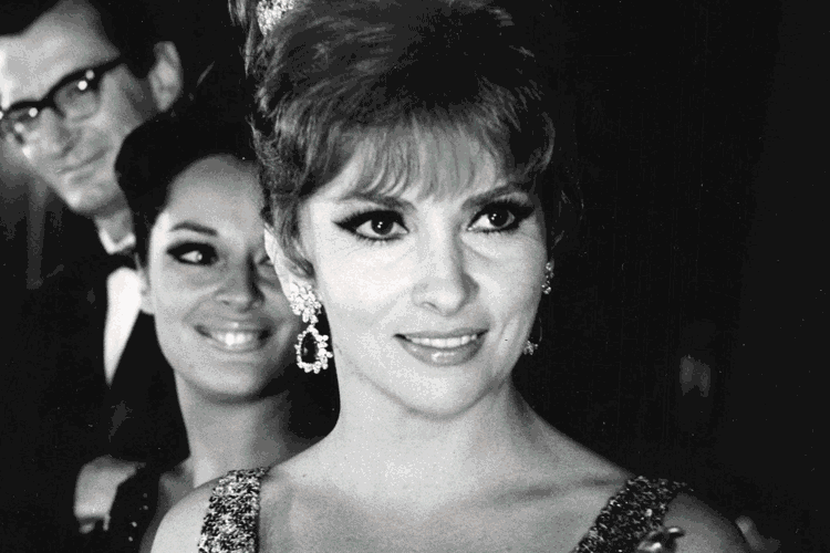 和泰勒一样活跃于上世纪50,60年代意大利演员gina lollobrigida,同样