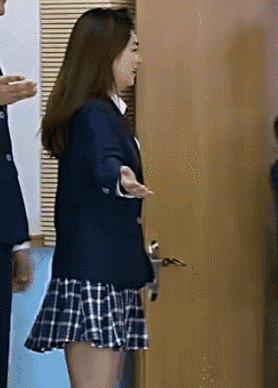 第一次来到教室问好都带着水杯,不过小鹿的谦逊更加抢镜