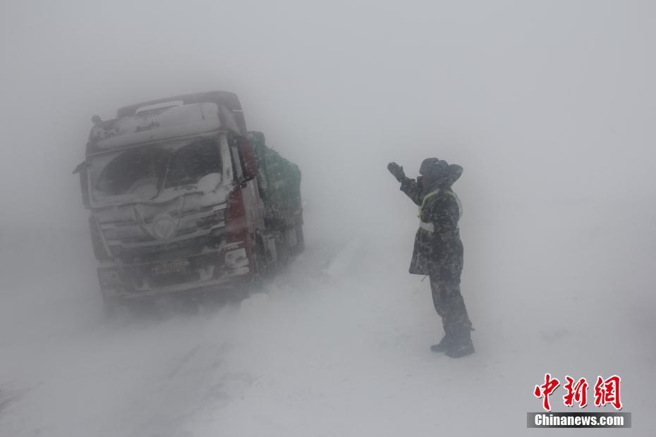 新藏公路阿里段突降大雪 武警解救被困民众
