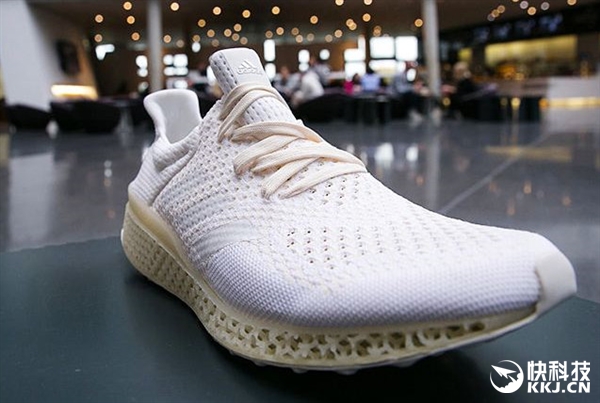 阿迪达斯发布全球首款量产3D打印运动鞋:外形