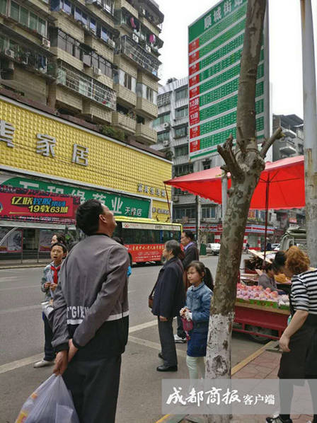 四川公交站牌高3米遭吐槽：是给姚明看的