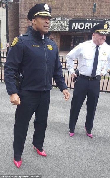 美男警察穿高跟鞋巡逻呼吁人们关注性侵犯