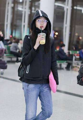 关晓彤戴着金边眼镜,打扮十分文艺范儿.