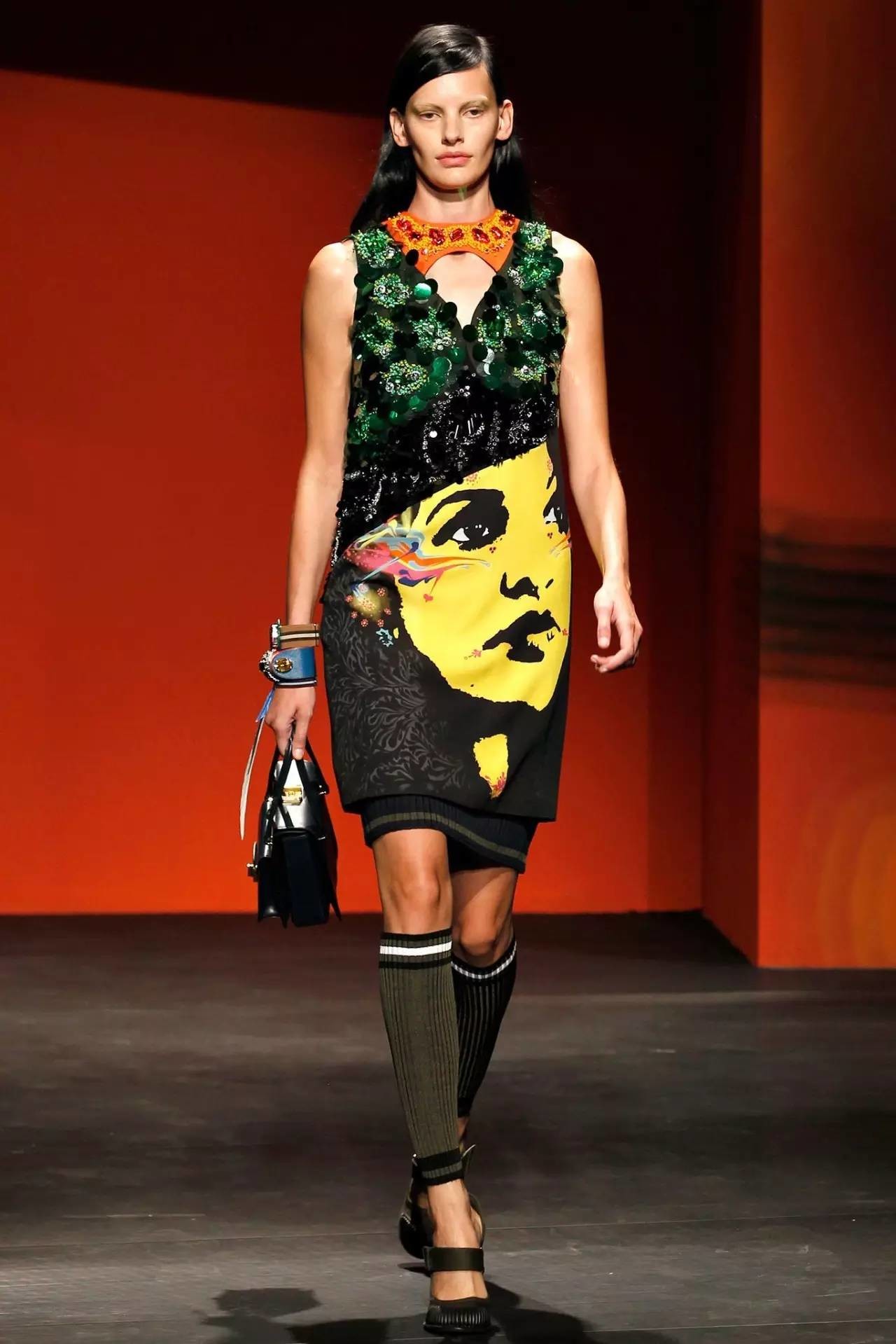 prada 2014春夏系列以艺术化作为灵感,将抽象人脸大面积运用到服装