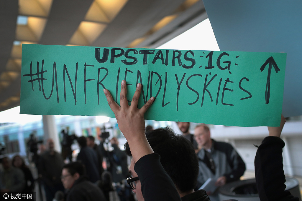 芝加哥民众机场外抗议美联航暴力逐客