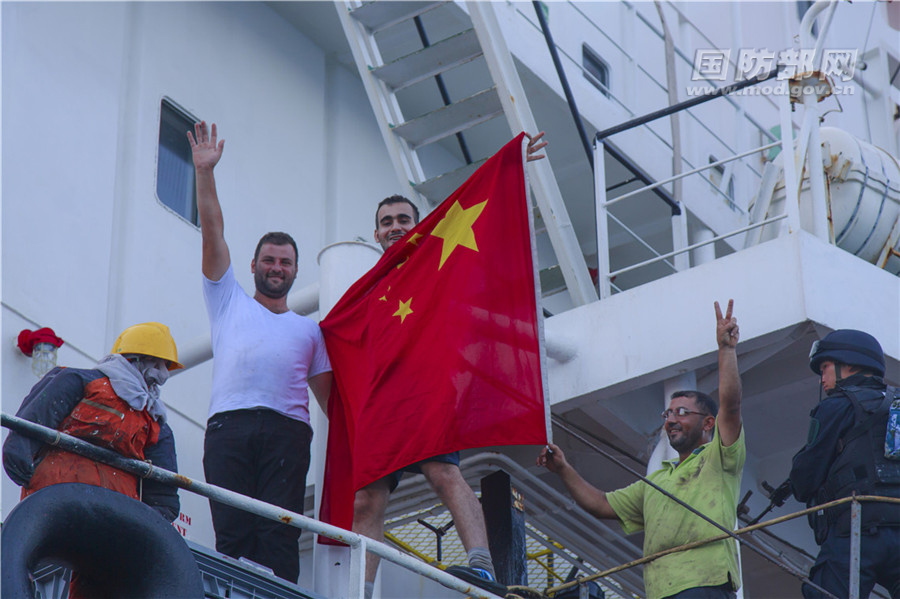 外籍船员举起五星红旗感激中国海军护航编队