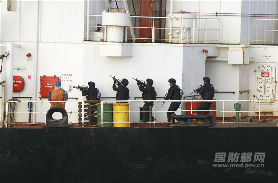 外籍船员举起五星红旗感激中国海军护航编队