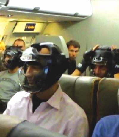 网友恶搞 美联航乘客集体戴头盔