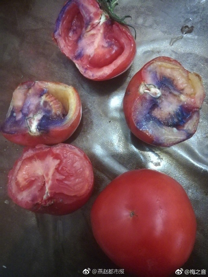 市民买西红柿回家做饭 放置2天后变成紫色