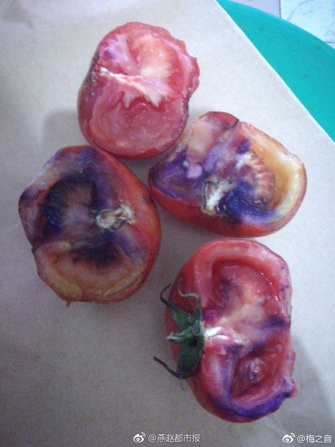 市民买西红柿回家做饭 放置2天后变成紫色