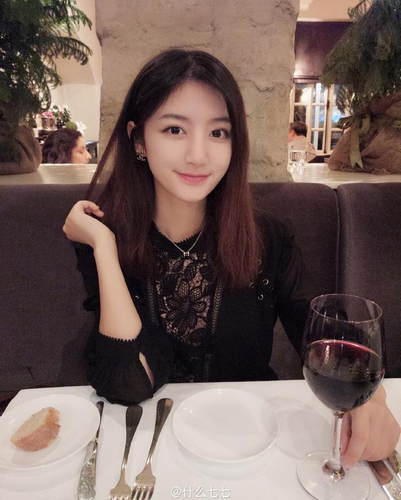 从日常生活照看来像是个白富美.