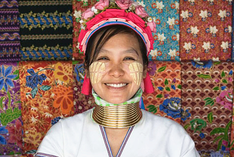泰国长颈族女人5岁起带项圈终生不卸