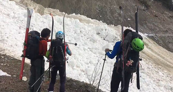 登山者加拿大远足遭遇雪崩冒险拍下全过程