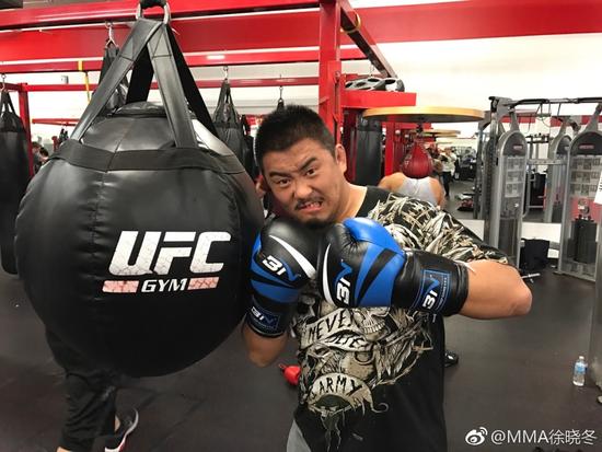 邹市明老婆_邹市明的收入(2)