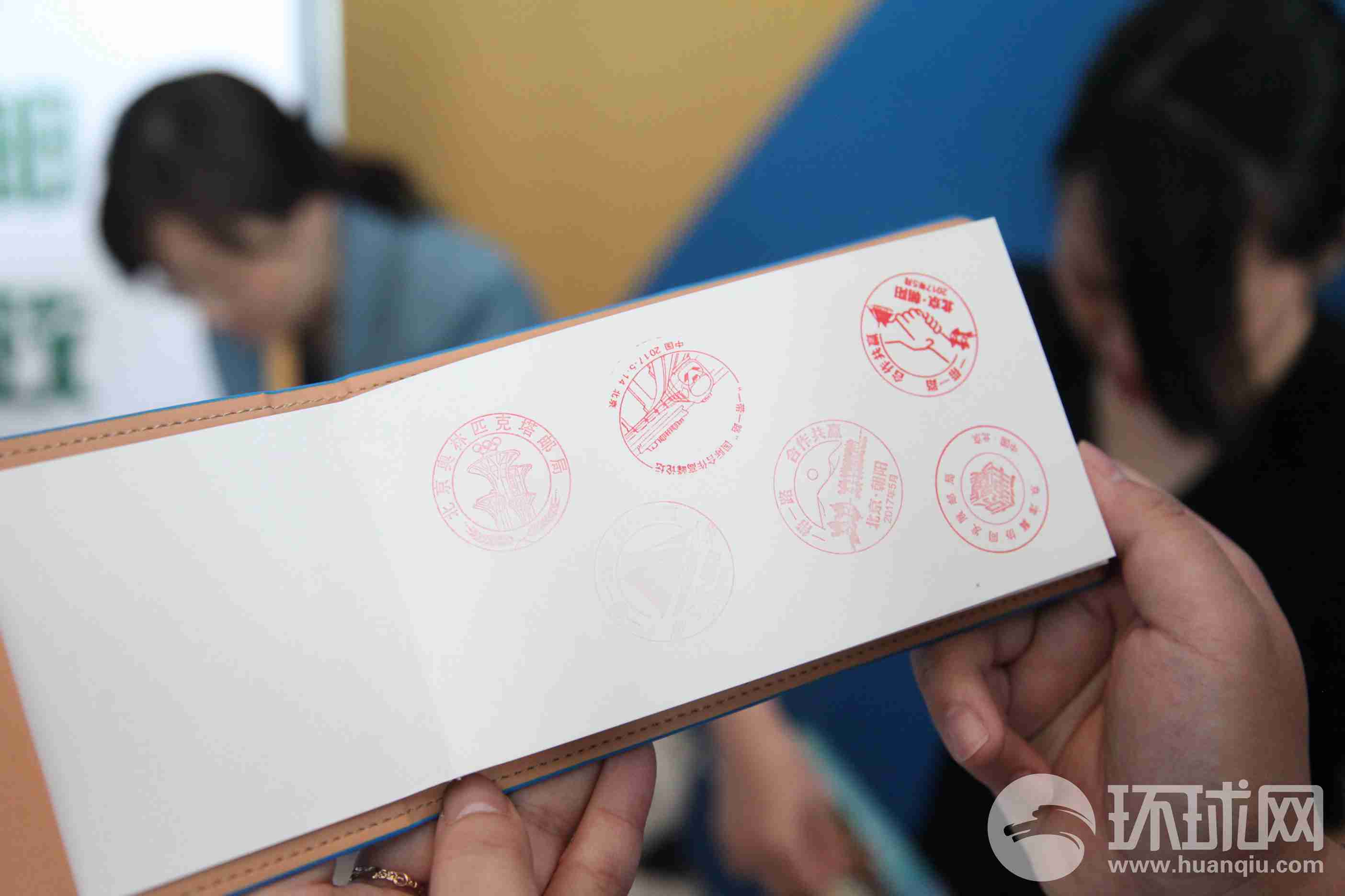 参会人员在纪念明信片上盖