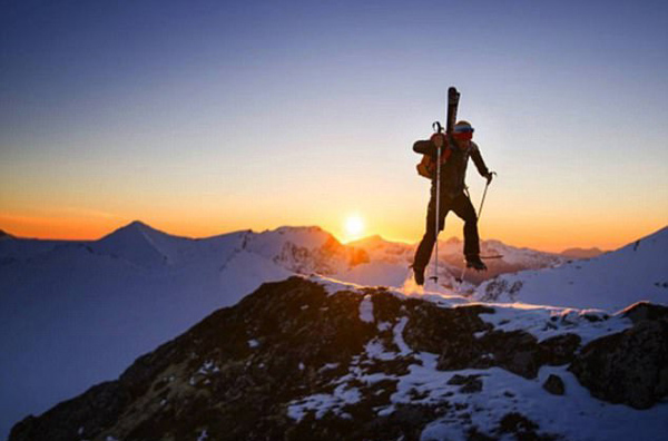 西班牙男子创最快登珠峰纪录 成首位“无氧”登山者