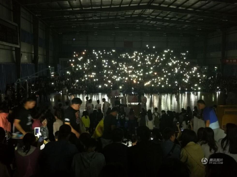 青岛一高校篮球赛突然停电 学生集体点亮手机照亮球场