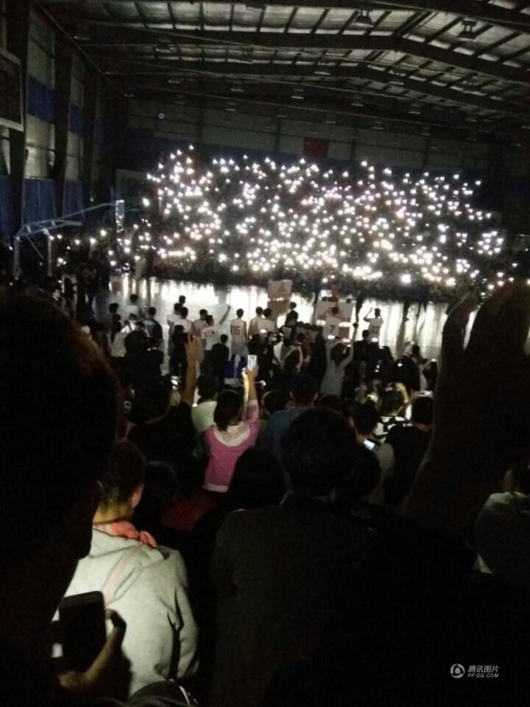 青岛一高校篮球赛突然停电 学生集体点亮手机照亮球场