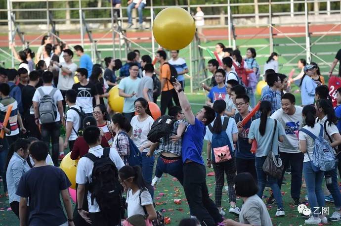 2千名考生减压 1.3万只气球1分钟踩爆