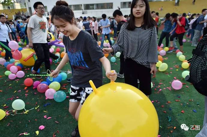 2千名考生减压 1.3万只气球1分钟踩爆