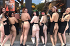 美职员裸身抗议过度包装