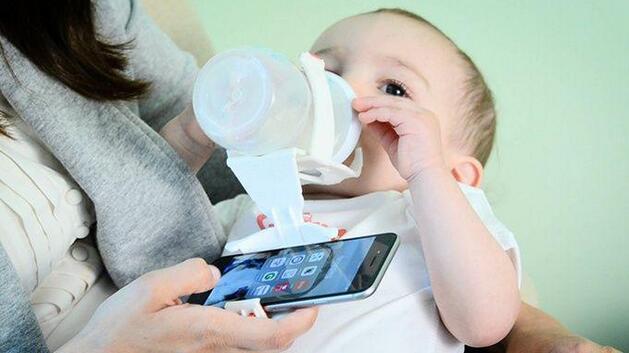美国奶爸发明奶瓶手机支架 让您喂奶工作两不
