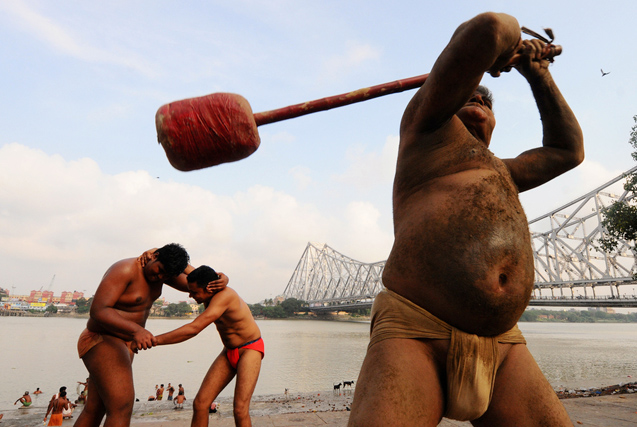 印度传统泥地摔跤手的日常训练生活